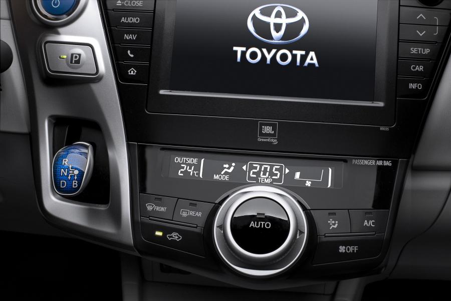  Toyota Prius + MPV 2012 года  (фото 3 из 5)